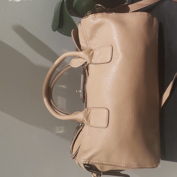 ❣️💫MARK DOWN💫❣️ Guess Tan handbag - Picture 6 of 12